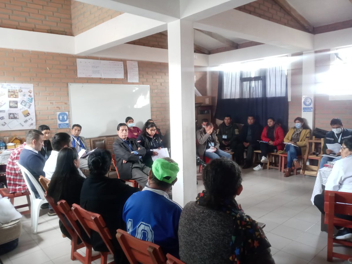 BoliviaRegimen's tweet photo. La DDRP de #Chuquisaca, Seguridad Penitenciaria y alumnos, participaron del acto en conmemoración a los 10 años del Centro de Educación Alternativa San Roque, quienes están cargo de la educación, formación en ramas técnicas de la PPLs. 
#UnidosHaciaElBicentenario https://t.co/xaWS2xab3b