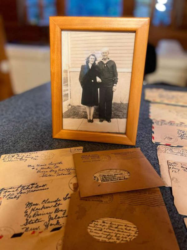 paranormalrv's tweet photo. Las cartas de amor perdidas de un soldado de la Segunda Guerra Mundial fueron devueltas a su hija 30 años después de que fueran descubiertas durante un proyecto de renovación de una casa en Nueva York. https://t.co/jExKuIewbI