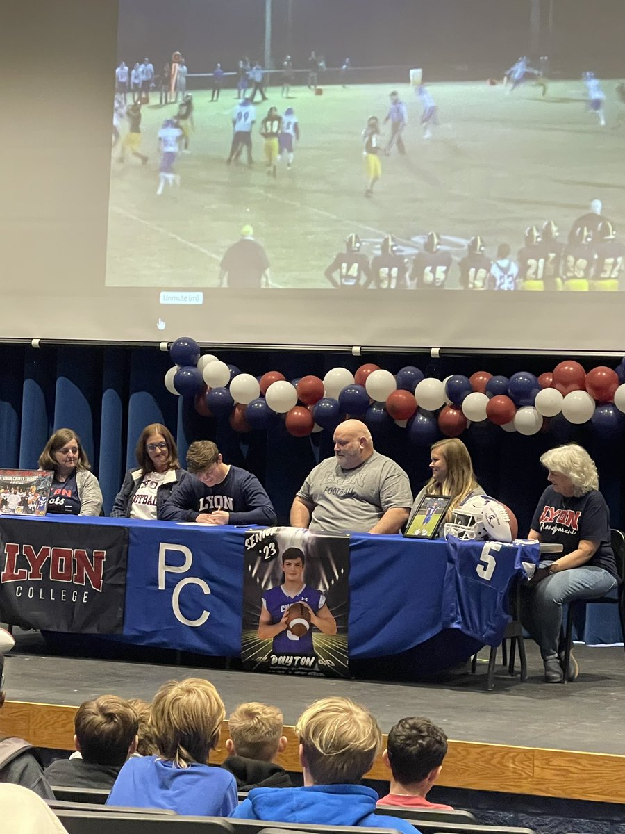 PaytonWilleford's tweet photo. It’s official! Ready to get to work. @LyonHBC @_Lyon_Football @Coach_Hintz @coachdcarr1 https://t.co/GGidA02rtY