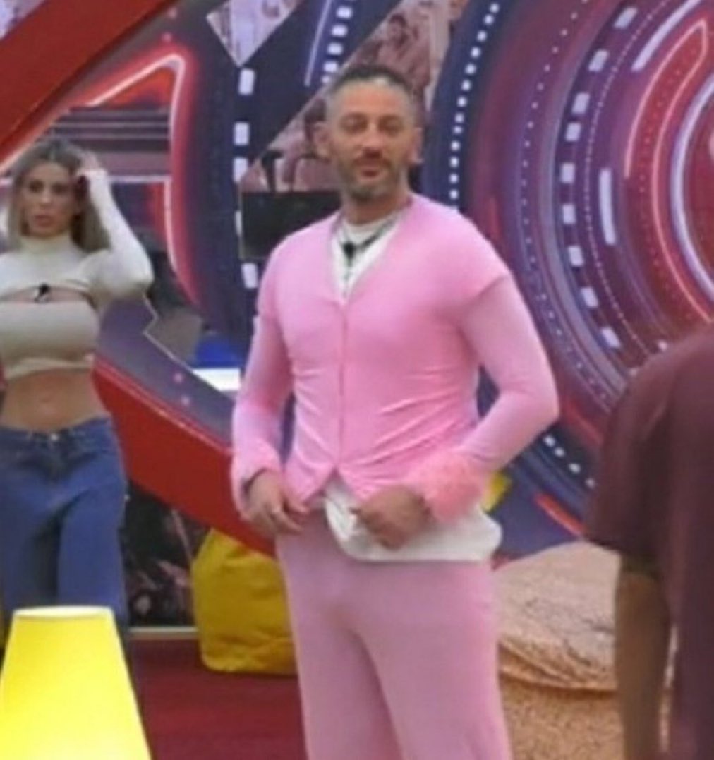fanta_GFVIP's tweet photo. Attilio: TAVASSI È UN CAPOBANDA PERICOLOSO
Come è in realtà:✈️✈️✈️
#GFVIP #Edotavassi https://t.co/pSbtnKGKfS