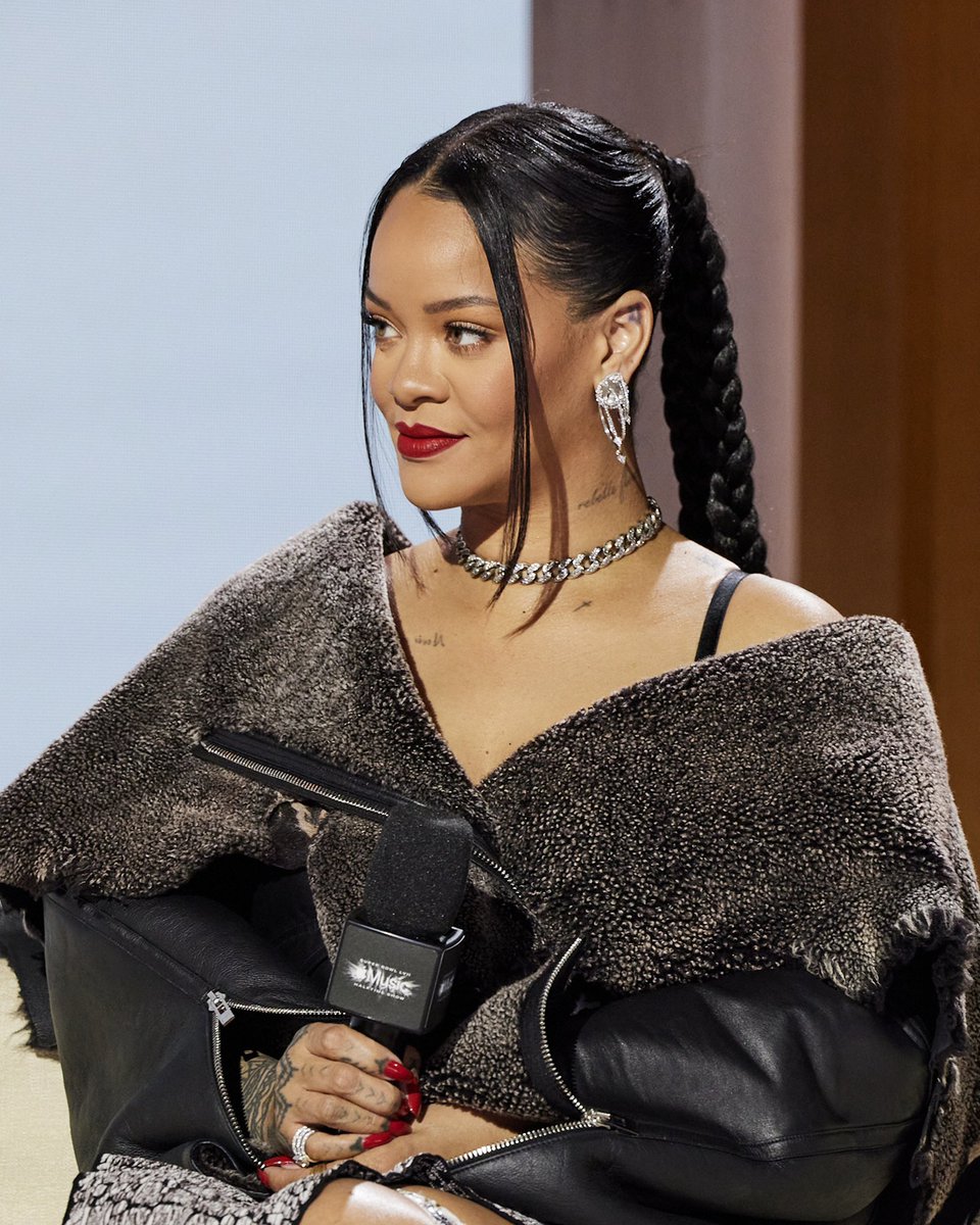 fentybeauty's tweet photo. "The Fenty highlighter is definitely helping today because I have yet to sleep" - @rihanna 💖 MUVA is booked and MF busy but cops a quick power up with #KILLAWATT in 'Girl Next Door'. 

Ya'll already know @rihanna is gonna kill her comeback to stage &amp; slay that #FENTYFACE! https://t.co/5eE4xbxTOc
