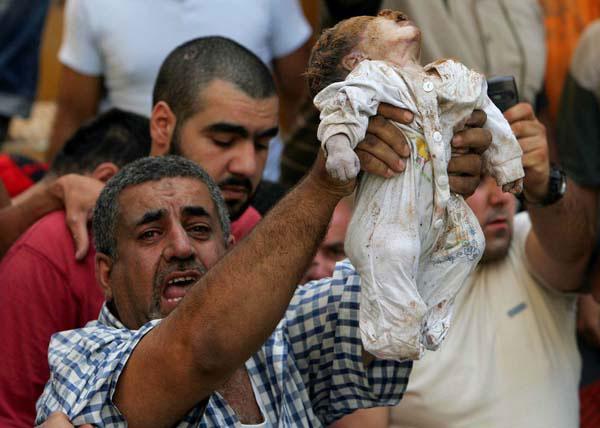@ingilizaten Al enkaz altından çıkarılan bir bebek. İsrailli kurtarma ekiplerine sonsuz teşekkürler ama bize yapılan bir iyilikle başkalarına yapılan haksızlıkları görmezden gelmeyelim