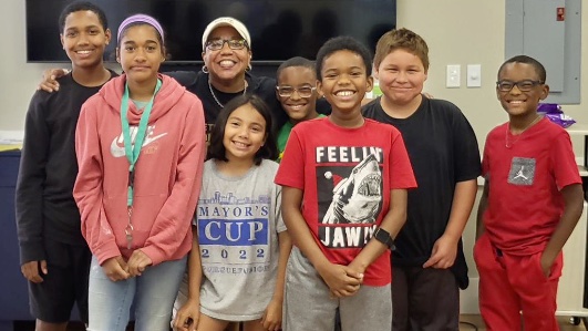 comm_one's tweet photo. Did you know that 13 action projects totaling $10,000 were awarded in 2022? These projects help Tepe Park neighbors be the change they want to see in their  neighborhood. A technology program engaged youth, fitness classes were hosted, a lemonade stand raised money, and more! https://t.co/gP7pTl4t4c