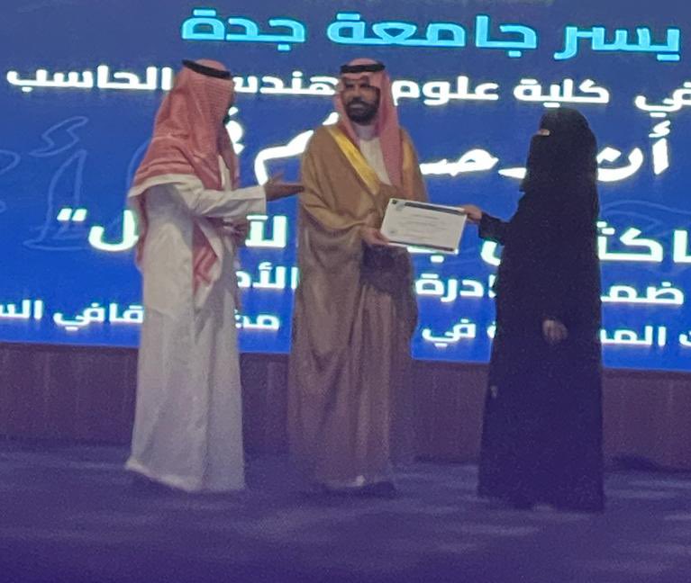 hayatt7_'s tweet photo. بفضل الله وبحمده، 
تم تكريمي من قبل محافظ جدة صاحب السمو الأمير سعود بن عبدالله بن جلوي @jedgovsa ومعالي رئيس #جامعة_جدة الدكتور عدنان الحميدان @AdnanAlhomaidan 
و كانت كلمة معالي رئيس جامعة جدة اثناء تكريمي وسام افخر به "الله يوفقك فخور فيك ومتفاءل بك ،ستكوني مميزة في تخصصكِ" https://t.co/aWPtuYXLzw