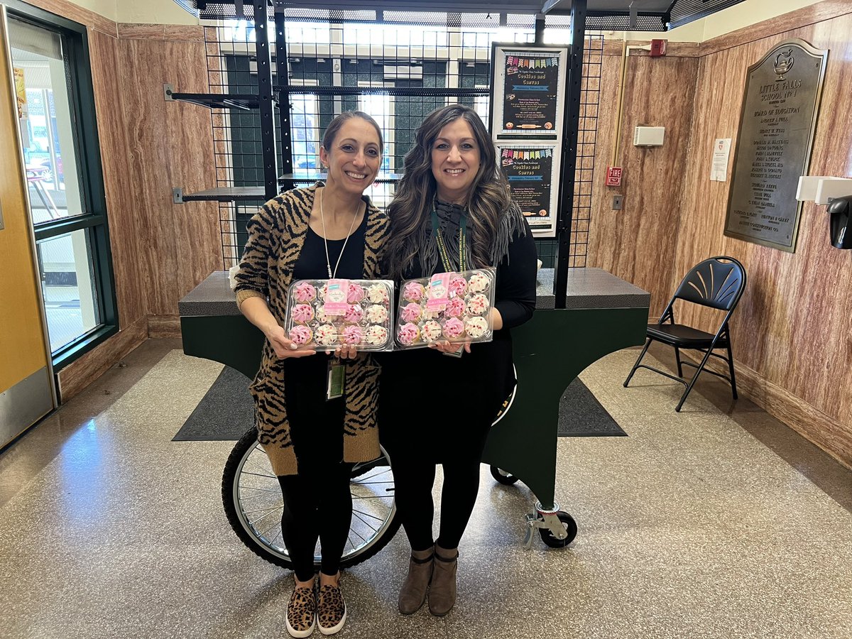 LFSchool1 (@lfschool1) on Twitter photo Our first ever 7th Grade Cupcakes & Canvas Event!!!! Shoutout to our 7th Grade Advisors: Mrs. Fiorendino & Mrs. Heese!! #HornetPride 🎨🧁🤩🐝💚 <a href="/LFPrincipal1/">Dana Sprague</a> <a href="/LFschools/">Little Falls Schools</a> Our first ever 7th Grade Cupcakes & Canvas Event!!!! Shoutout to our 7th Grade Advisors: Mrs. Fiorendino & Mrs. Heese!! #HornetPride 🎨🧁🤩🐝💚 <a href="/LFPrincipal1/">Dana Sprague</a> <a href="/LFschools/">Little Falls Schools</a>