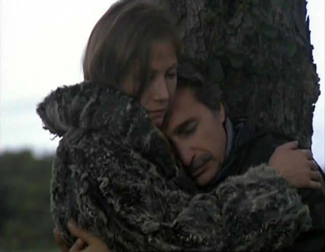 Immense bonheur de découvrir ce soir TROU DE MÉMOIRE, de Paul Vecchiali (1984), avec Francoise Lebrun et Paul Vecchiali, tourné en 1/2 journée et en totale improvisation.
Françoise Lebrun était présente pour nous parler de son rapport privilégié avec Vecchiali (8 films ensemble).