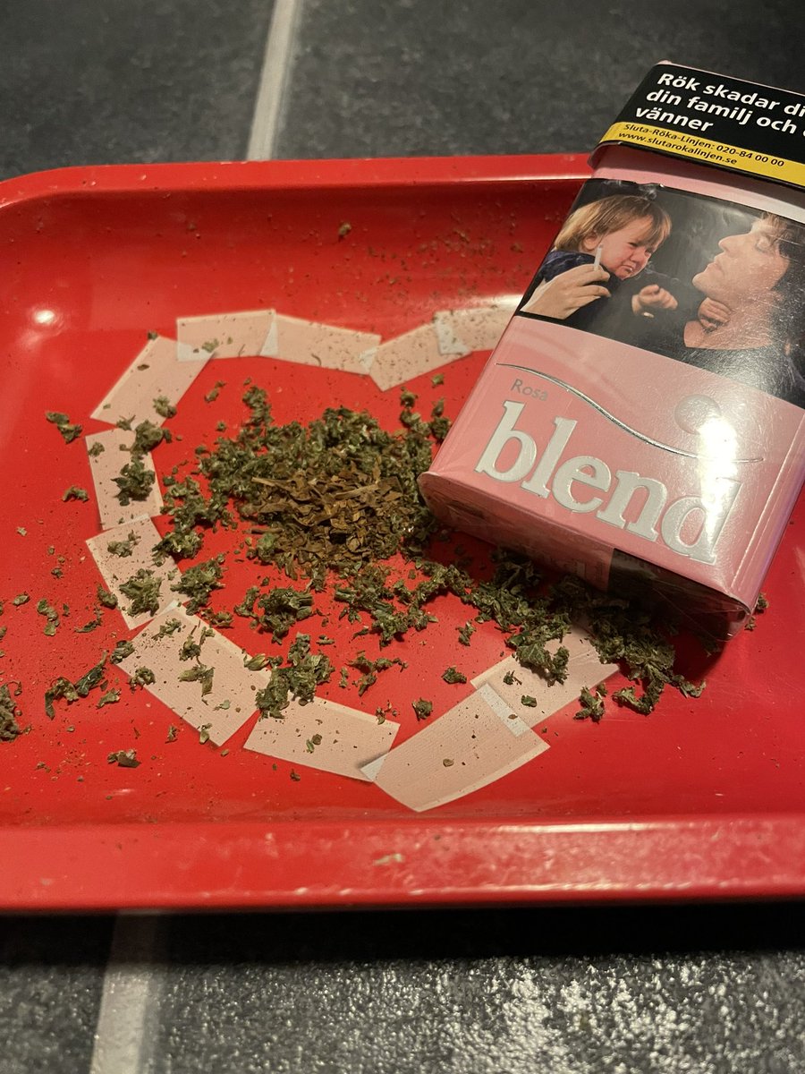 thegreenleaf_0's tweet photo. Alltid undrat vad alla därute använder för cigg-sort när ni meckar?
Förr var det självklara valet för mig Corner, numera Röda Level.
Vill jag lyxa till det lite extra blir det Rosa Blend.
Synd att jag måste förpesta lungorna med cigg för att dryga ut ekonomin. https://t.co/HGbq0Z6GIN