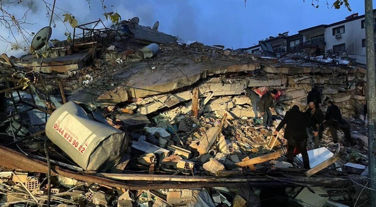 'Yurt dışına çıkışları yasaklansın'

11 ildeki 170 avukattan müteahhitlere yönelik suç duyurusu

kisadalga.net/haber/detay/17…