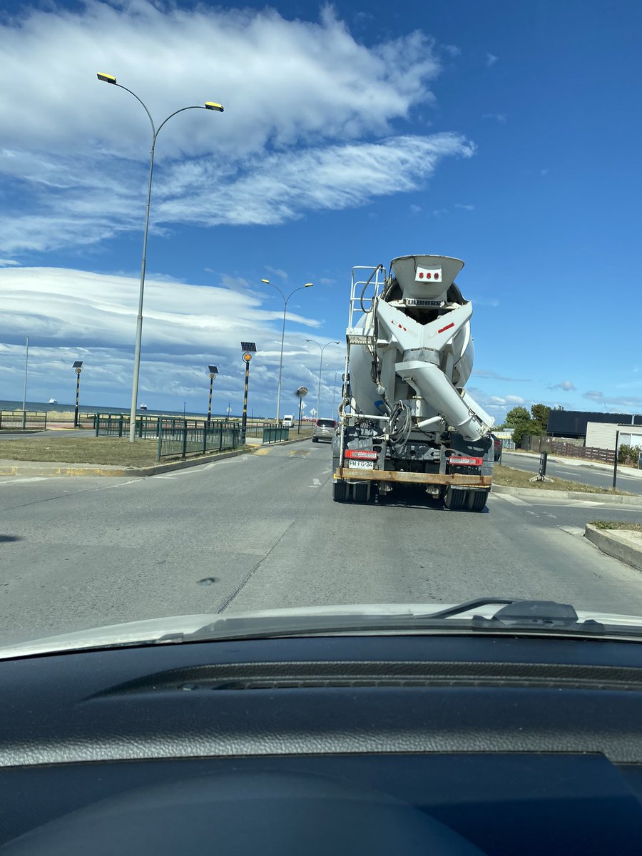 Este camión de la empresa Concremag, me hizo una grave encerrona en la costanera. Un susto tremendo. 😫