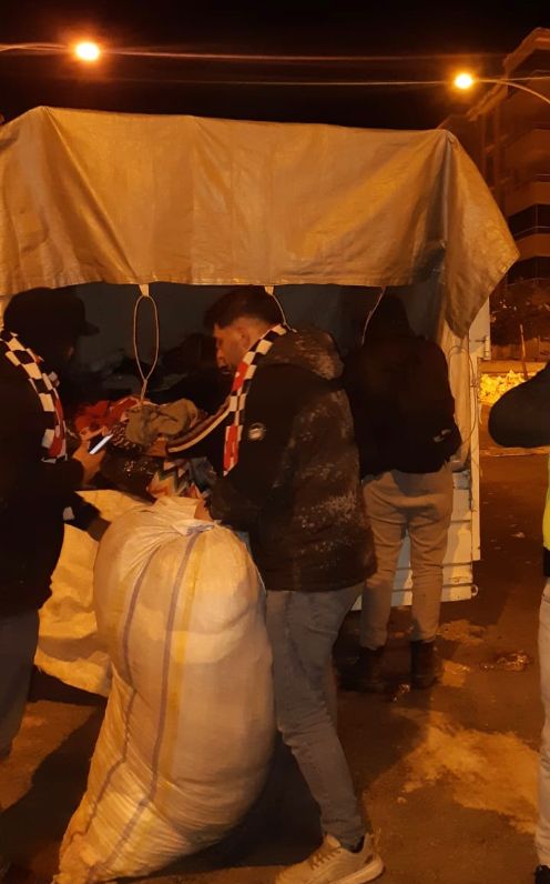 forzabesiktas's tweet photo. sol kaburgamızın altına vicdanı yerleştirdik... sokak sokak, ilçe ilçe geziyoruz "abilere, ablalara, kardeşlere, amcalara, teyzelere  çArşı'nın selamıyla elimizde avcumuzda ne varsa paylaştırmaya... https://t.co/h9BOnkexci