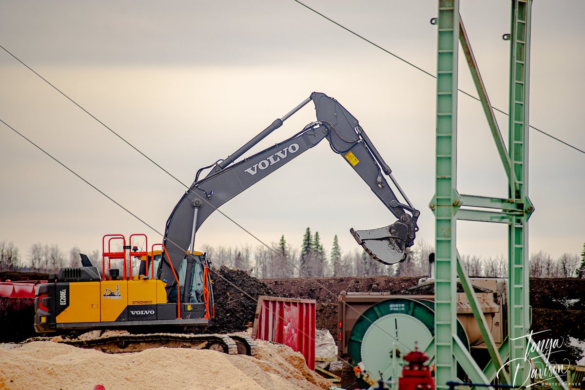 TonyaDavisPhoto's tweet photo. Excavator onsite filling a End Dump with drilling cuttings. #excavator #albertaoilfield #albertaphotographer #albertaoilpatch #oilfield #Volvo https://t.co/I5CKjeD1je