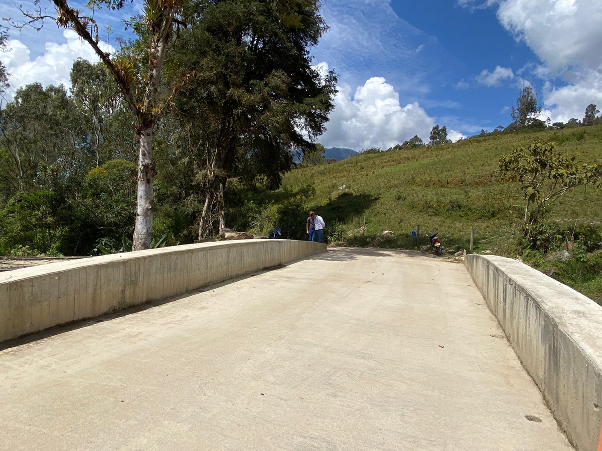 efrcundinamarca's tweet photo. #EntregandoProgreso | En recorrido por el municipio de @alcalgutierrez la comunidad del sector La Reina se beneficia gracias a un puente vehicular que contó con una inversión de $190 millones.
#EFR #Cundinamarca #RegiónQueProgresa https://t.co/e6iwBxvBnY