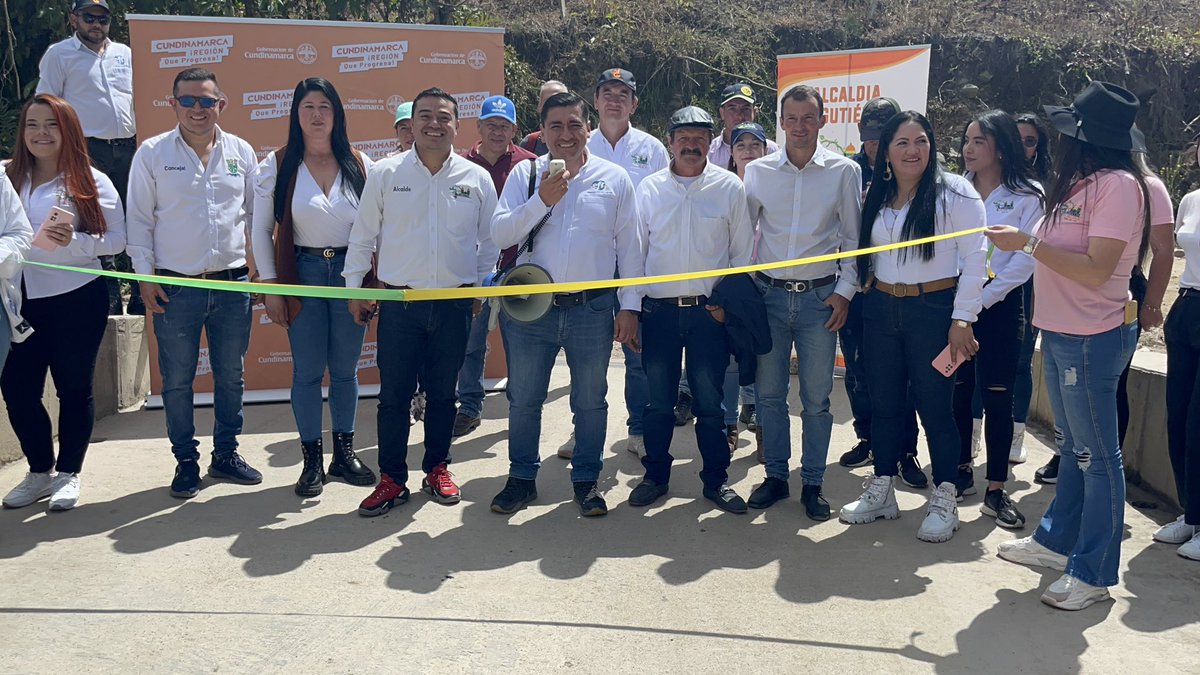 efrcundinamarca's tweet photo. #EntregandoProgreso | En recorrido por el municipio de @alcalgutierrez la comunidad del sector La Reina se beneficia gracias a un puente vehicular que contó con una inversión de $190 millones.
#EFR #Cundinamarca #RegiónQueProgresa https://t.co/e6iwBxvBnY