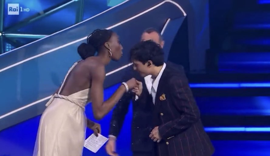 Trova qualcuno che si presenti come Tananai col baciamano a Paola Enogu 
#Sanreno2023