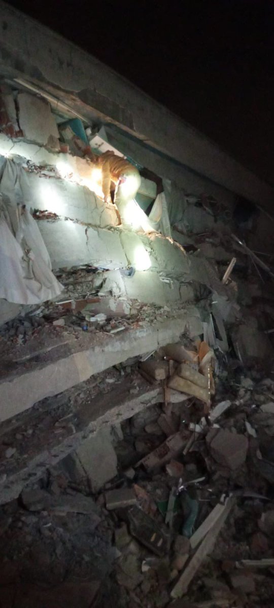 Haydooxd's tweet photo. Kahramanmaraş Şazibey Mahallesi Haydar Aliyev bulvarı Yunus apartmanı B Blok NO:12 Piazza Avm karşısı.
Arkadaşımız Deniz Keklik ve ailesi göçük altındalar. 95 SAAT OLDU TELEFONLA GÖÇÜK ALTINDAN ARAMA YAPILMIS. BÖLGEDE EKİPMAN EKSİĞİ VAR. @BabalaTv @cnnturk @halktvcomtr @ntv https://t.co/KtlqG6n6vJ