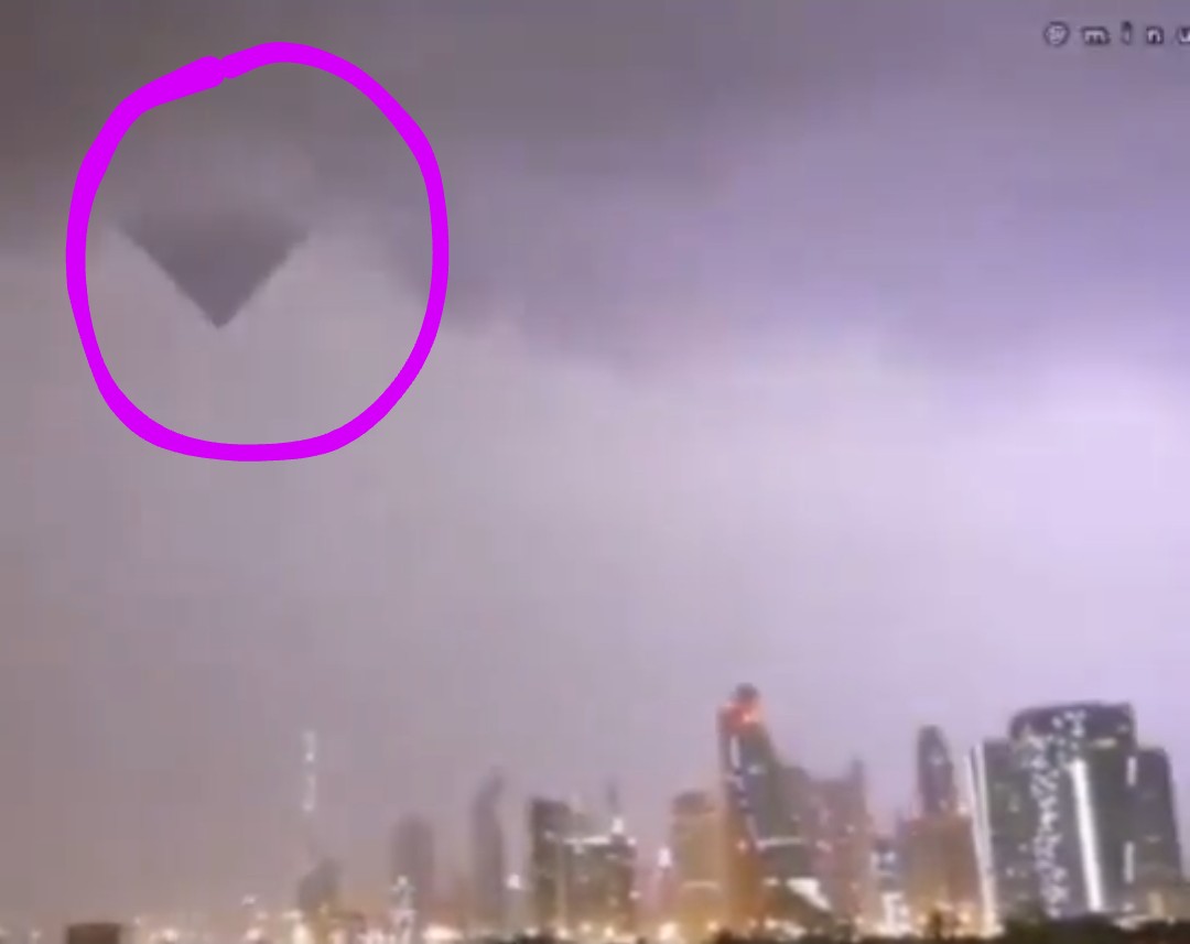 Moon32260959's tweet photo. قبل حدوث الزلزال الذي ضرب تركيا 
مايبدو استخدم تقنية الشعاع الازرق  
والله اعلم 
Blue beam https://t.co/tIVcUsBNqn