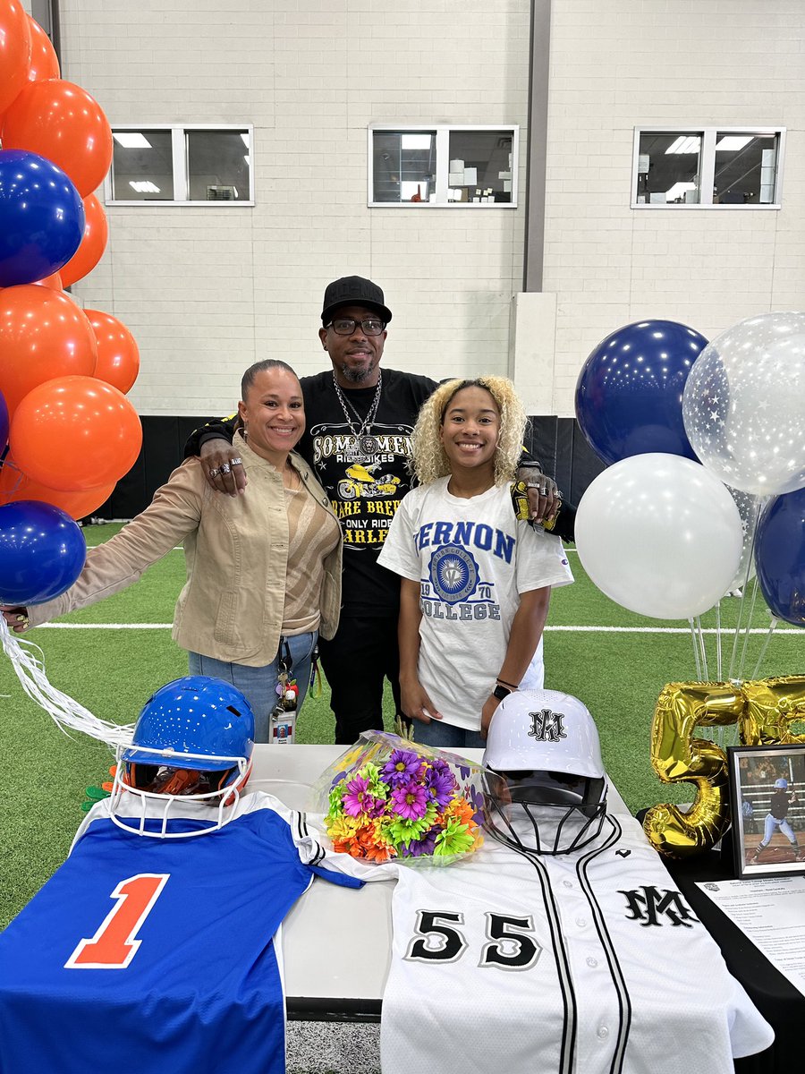 KPhillips2023's tweet photo. 💙🤍💙It's Offical!!💙🤍💙 @AMNTX18u @AMNTX18u_Jeff @vernoncollegesb https://t.co/6aYBydDeHk