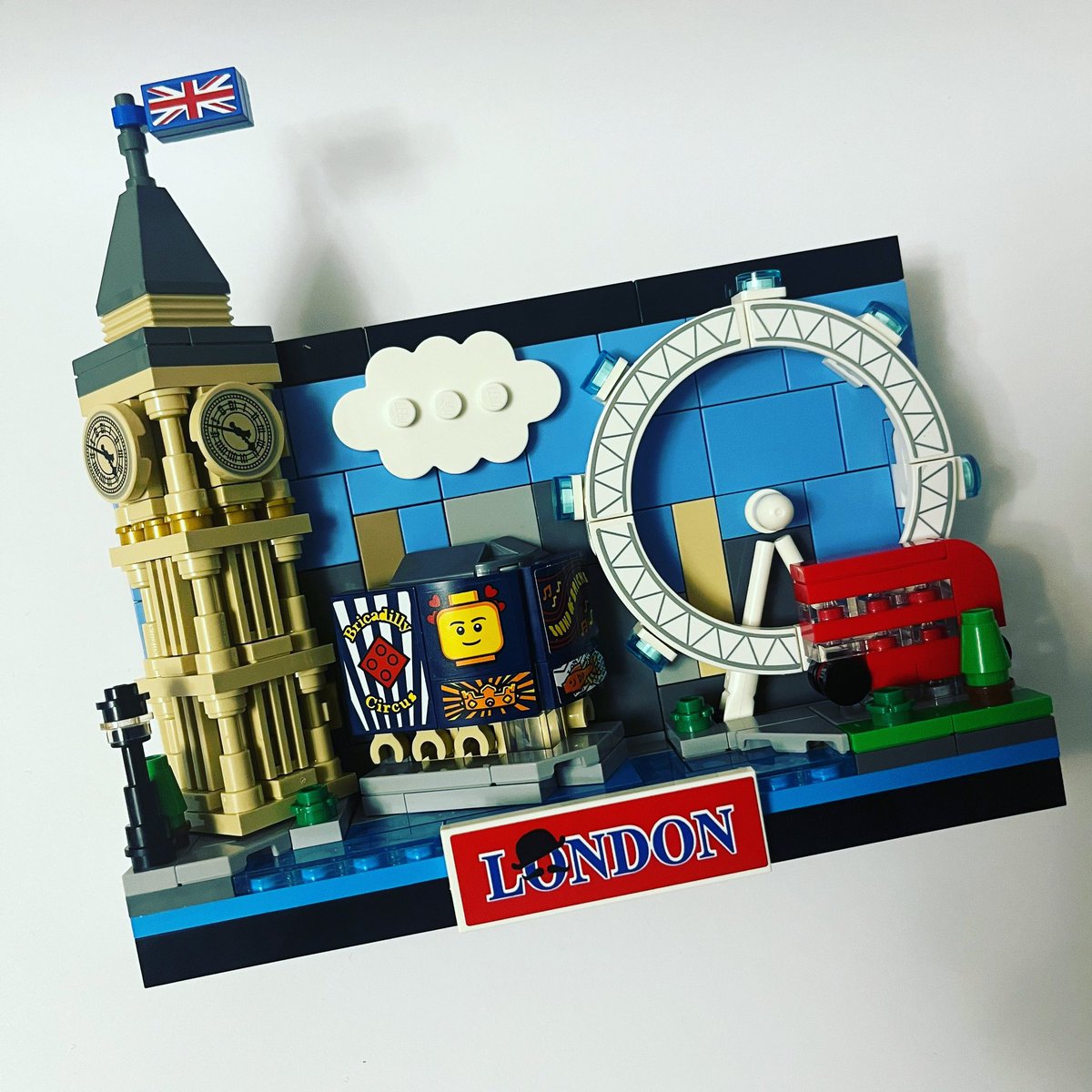 LivingRoomLego's tweet image. Just finished the London Postcard - loved every minute of it! The postcard format is a lot better than I thought it would be.  Very satisfying build, highly recommend! #lego #LondonPostcard #BuildingFun #london #londonlife #legostagram #londonskyline #legophotography #londongram