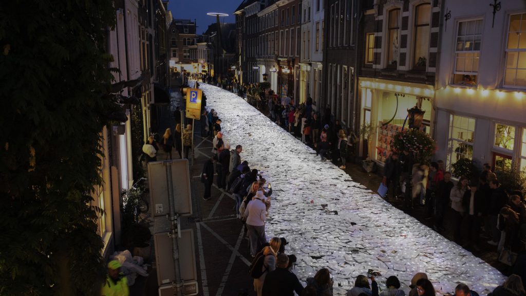 Hipermedula.org (@hipermedula) on Twitter photo El pasado mes de septiembre Luz Interruptus (Madrid) participó con su obra Literature vs Traffic / Literatura vs tráfico en la International Literature Festival Utrecht 2022 en Países Bajos. <a href="/luzinterruptus/">luzinterruptus</a> @ilfutrecht #literaturevstraffic tinyurl.com/293ah3ae El pasado mes de septiembre Luz Interruptus (Madrid) participó con su obra Literature vs Traffic / Literatura vs tráfico en la International Literature Festival Utrecht 2022 en Países Bajos. <a href="/luzinterruptus/">luzinterruptus</a> @ilfutrecht #literaturevstraffic tinyurl.com/293ah3ae