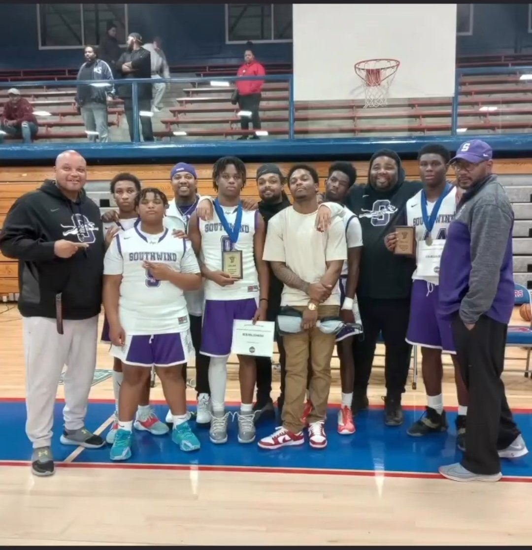 coachlester91's tweet image. #wintheday yes we coach football,  but when our football players play basketball,  we have to support them. #multiplesports #hardbutfair #38125 #wewindifferent @CharlesSullins0 @KelvinPerkins67 @SouthwindJags @Iam_CoachTrey @CoachDharris55