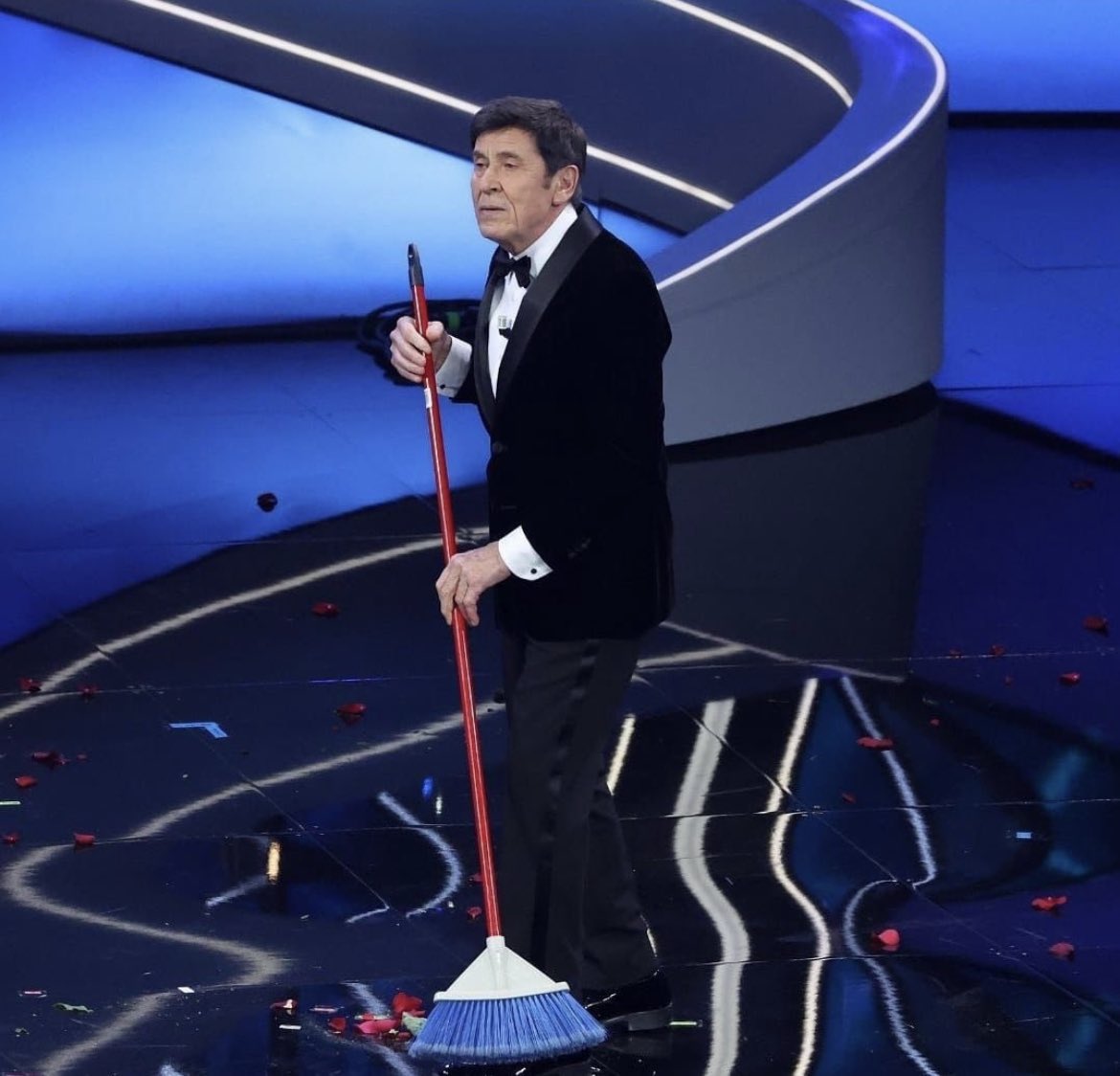 marikuzzz's tweet photo. gianni dopo il gate dei bicchieri d’acqua:
#Sanremo23 https://t.co/9Wynlk4tYD