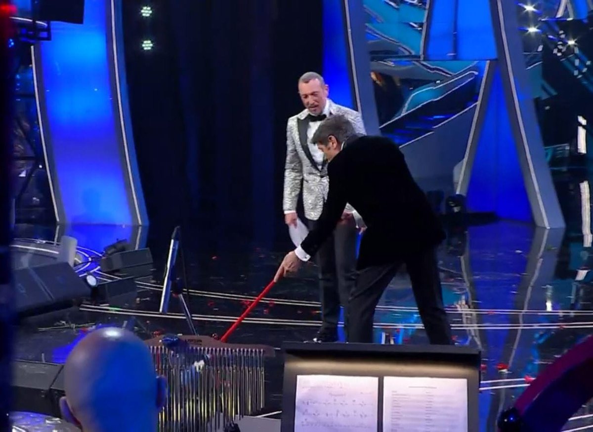 marikuzzz's tweet photo. gianni dopo il gate dei bicchieri d’acqua:
#Sanremo23 https://t.co/9Wynlk4tYD