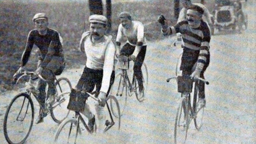 vintageroadcycl's tweet photo. Hippolyte Aucouturier  joking with Marcel Cadolle and Luis Trousselier at Tour de France 1906
More about Hippolyte Aucouturier : 
https://t.co/N5ILraKKt9

#cycling #roadcycling #tourdefrance #pelotontales #cyclingstories #cyclinghistory https://t.co/GkkaBOLQP2
