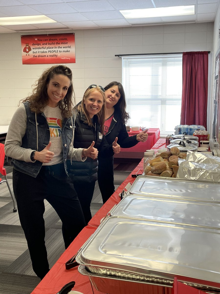 BWPrincipal279's tweet photo. Thank you, Basswood PTO! Our teachers enjoyed a lovely meal today before conferences this evening. https://t.co/USz8X8GFQh
