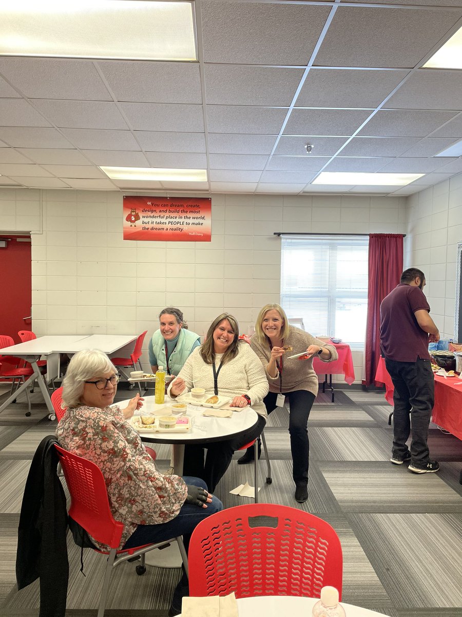 BWPrincipal279's tweet photo. Thank you, Basswood PTO! Our teachers enjoyed a lovely meal today before conferences this evening. https://t.co/USz8X8GFQh