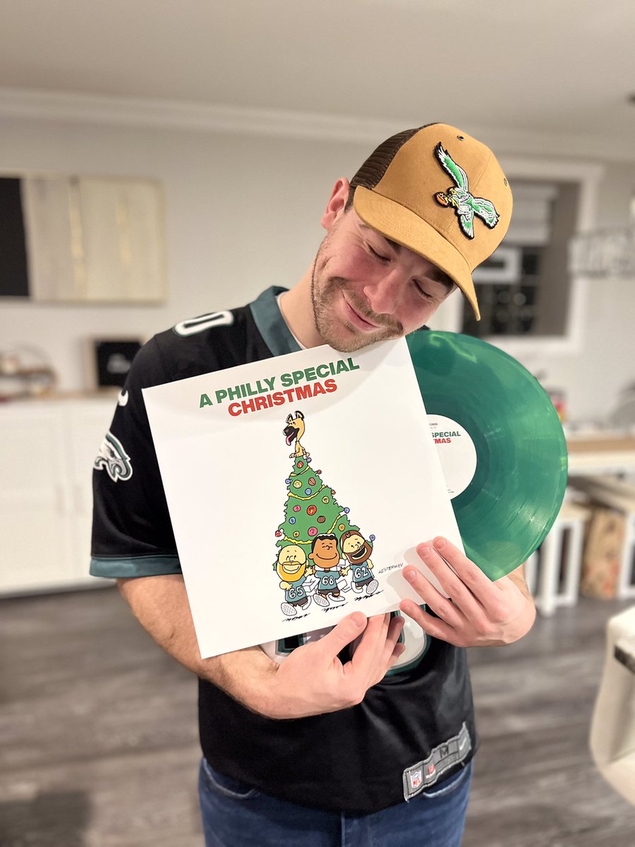 Stephen_Simms1's tweet photo. Fate that it got delivered the week of #SBLVII  #FlyEaglesFly  
Merry Supermas boys @JasonKelce @jordan_mailata @LaneJohnson65 https://t.co/6Hz0eRspKc