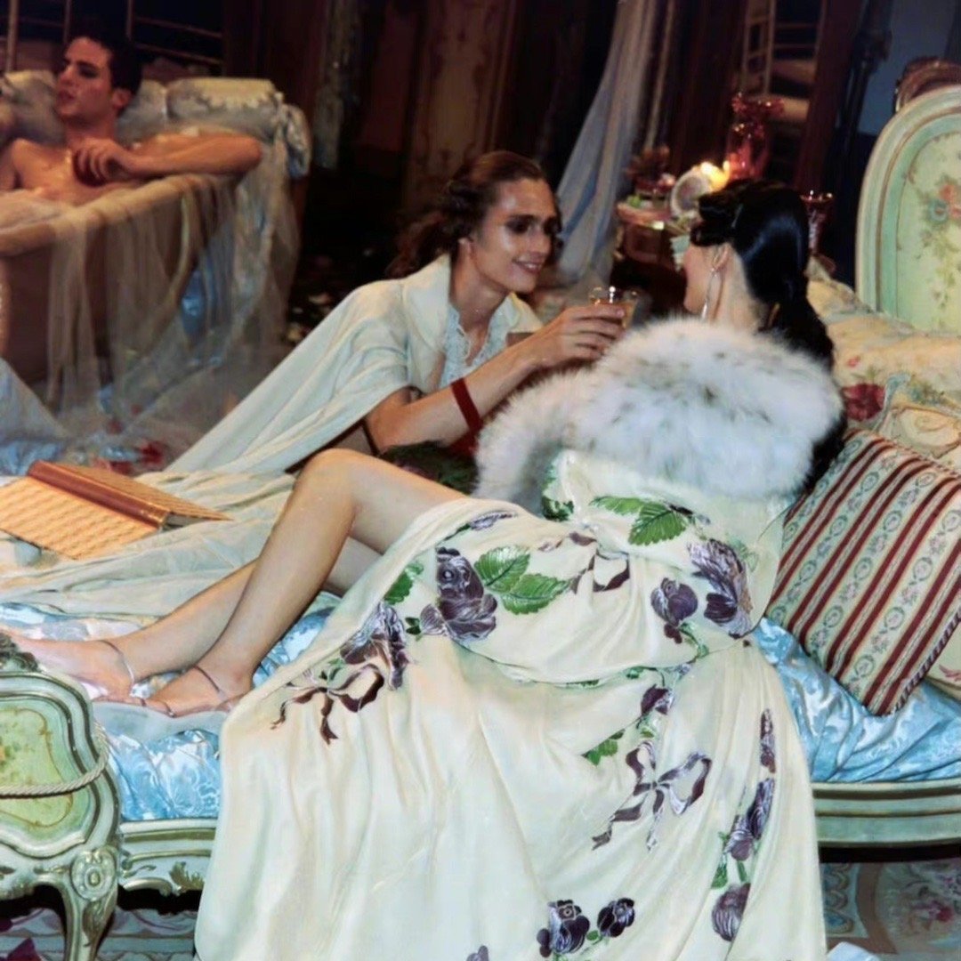 lunardeiity's tweet photo. john galliano "casanova" fourrure fall 1998 https://t.co/2vhK9nIIU1