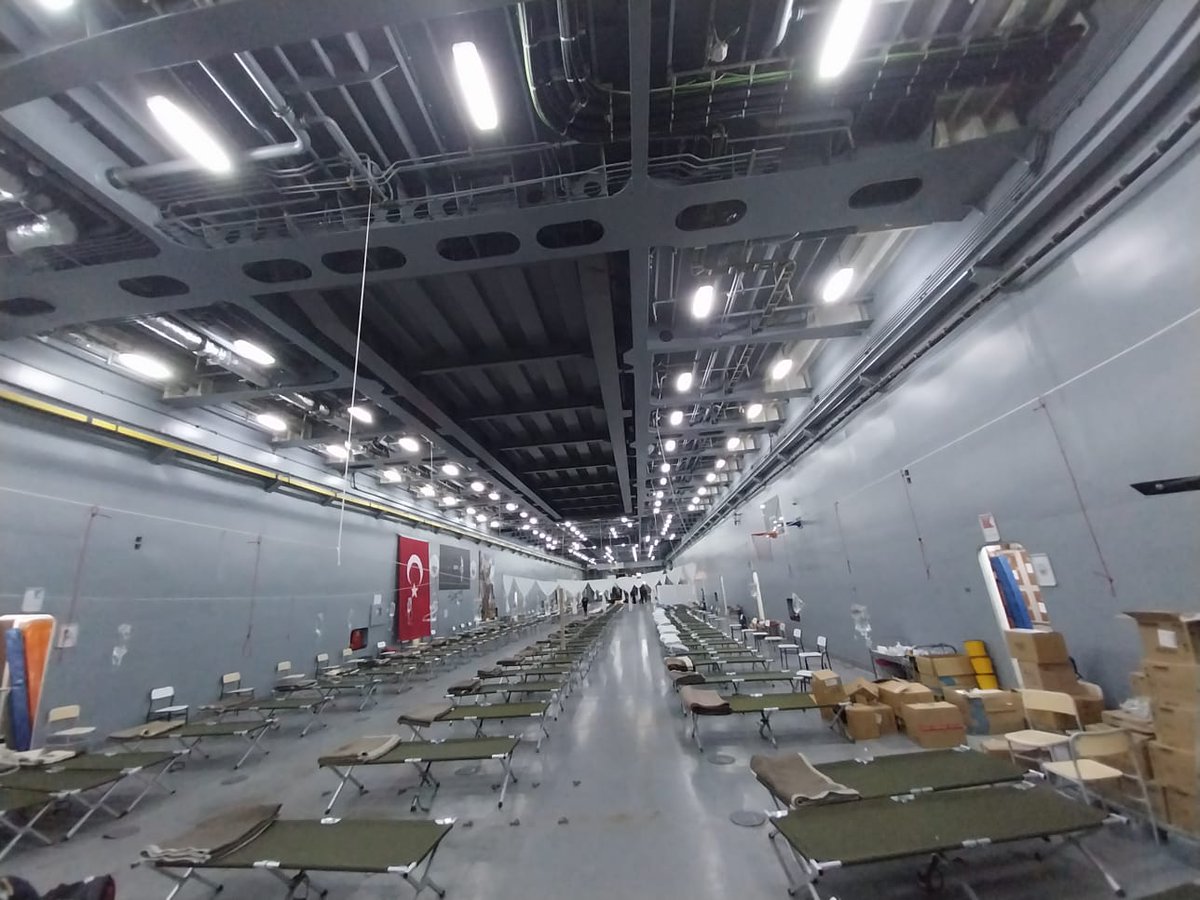 iskenderun hisdemir ve mmk limanlarında tam teşekkürlü 2 adet hastane gemi gelmiş yayalım arkadaşlar.