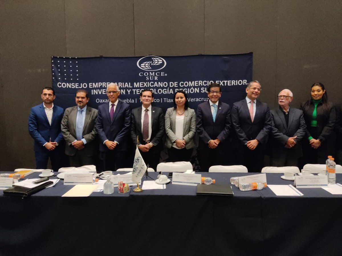 DesEconomicoOax's tweet photo. Participamos en la reunión con comités del @COMCE_Sur y representantes de las #Sedecos de la región sur del país 🇲🇽, para coordinar acciones que contribuyan al desarrollo económico de esta región de México. https://t.co/qtxeNMQiZD