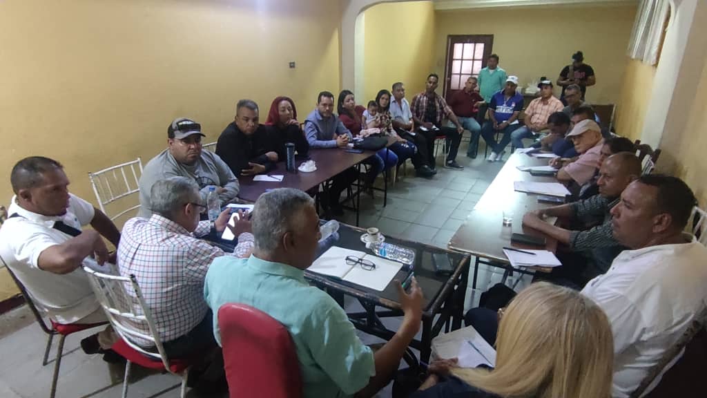claudioefermin's tweet photo. En #Anzoátegui, con la Dirección Regional de @SPVSoluciones, insistiendo en la organización de una solución política venezolanista para la reconducción y mejoramiento de las instituciones; para la convivencia, la reconciliación y la protección de los venezolanos más vulnerables https://t.co/pWrpCGiASc