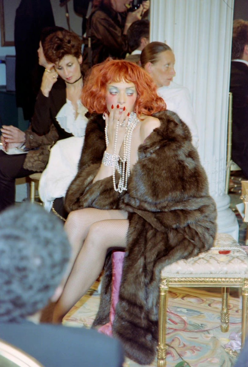 lunardeiity's tweet photo. john galliano "casanova" fourrure fall 1998 https://t.co/2vhK9nIIU1