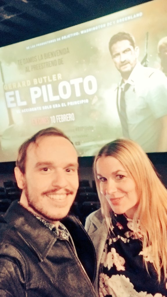 DiegoFerroAct's tweet photo. ✈️¡Abróchense los cinturones que viene #ElPiloto👨✈️ de @GerardButler mañana a las carteleras! 🎥 ¡Tod@s al cine a descubrirlo! 🍿Hoy estuvimos en su #preestreno en @Cinesa #Proyecciones 📽️gracias a @DeAPlaneta .#Estrenos #cine #cinesa #GerardButler #actores #cineastas #diegoferro https://t.co/c4bsJhONVu