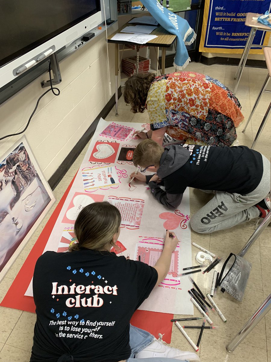CoachBerg142's tweet image. Springboro’s Interact Club (SJHS and SHS students) working to spread love and kindness through the halls of SJHS. If you see someone without a smile, give them one of yours. #loveproject