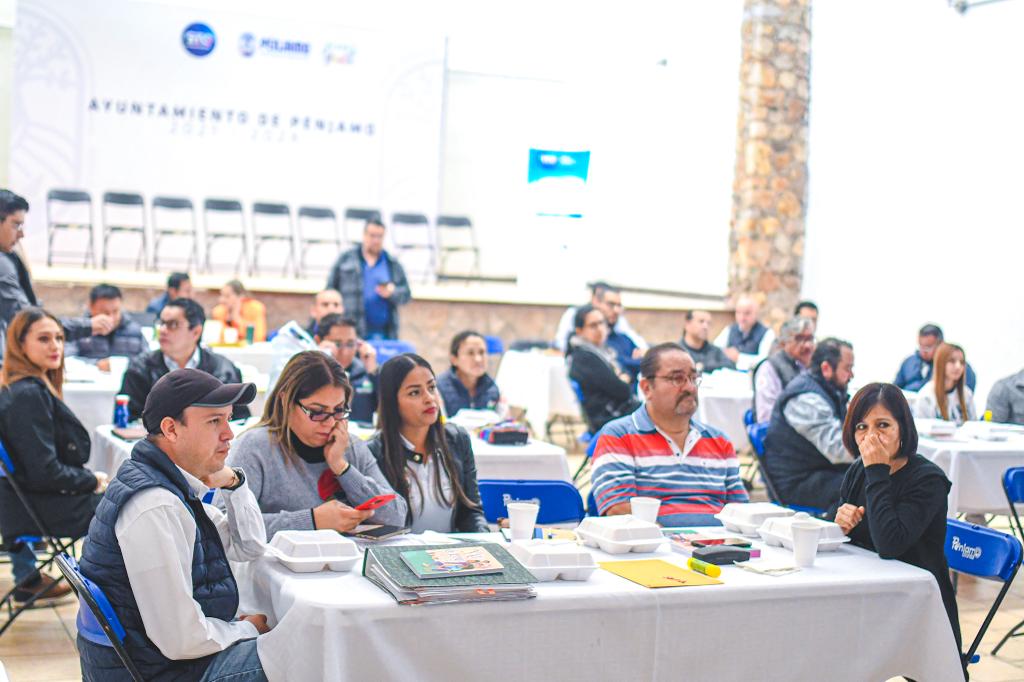 M_Penjamo's tweet photo. En #Pénjamo estamos comprometidos con el desarrollo municipal. 🙌🏼

☑️ Siendo sede, hoy junto con  otros 13 municipios del estado, participamos en la capacitación para la actualización del Plan Estatal de Desarrollo 2050.

#IplaneGTO 
#Programa de #Capacitación a #Municipios https://t.co/ohn0iXlOmE