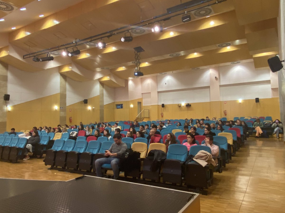 EducacionUm's tweet photo. Hoy ha tenido lugar la presentación de las titulaciones de grado y doble grado de la Facultad de Educación  a estudiantes de bachillerato y familiares en el @centrosocialumu como parte de las sesiones sobre salidas profesionales organizadas por el @coieum https://t.co/FNdQnq7dWE