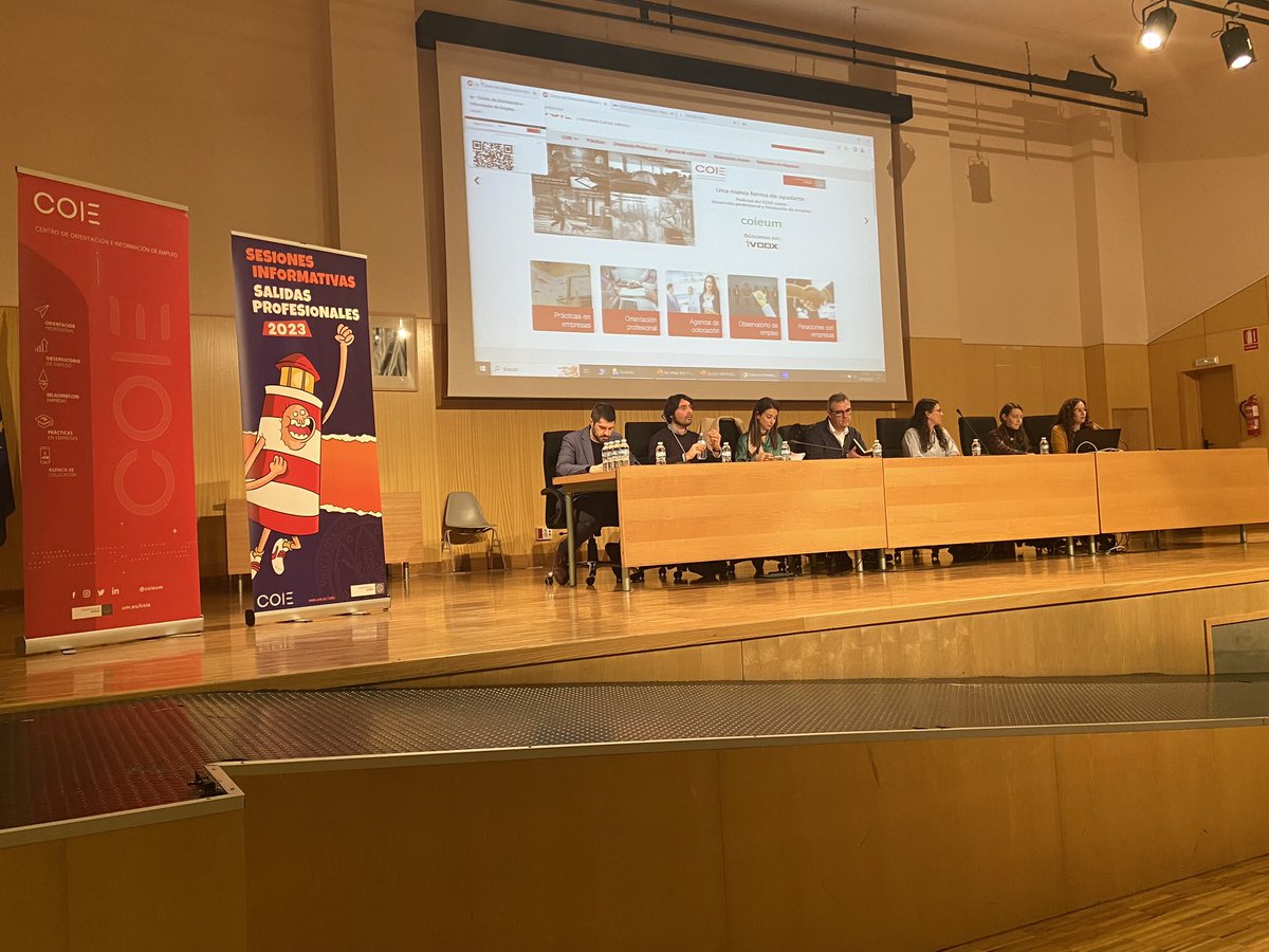EducacionUm's tweet photo. Hoy ha tenido lugar la presentación de las titulaciones de grado y doble grado de la Facultad de Educación  a estudiantes de bachillerato y familiares en el @centrosocialumu como parte de las sesiones sobre salidas profesionales organizadas por el @coieum https://t.co/FNdQnq7dWE