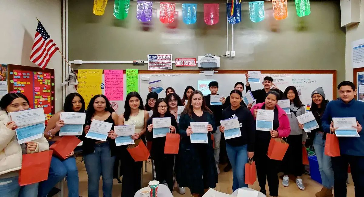 RubyRedTeacher's tweet photo. Gracias a nuestra invitada especial  Nataly Espinoza por la charla: Healthy Choices 
Después del desayuno de La Mie y regalitos, nos estudiantes de LIA te han nombrado ante los favoritos invitados 😉😃 https://t.co/y6zM5ZzvEs