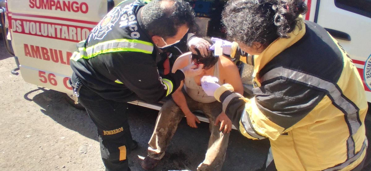 CVBSumpango's tweet photo. ACCIDENTE LABORAL
Kilometro 40.5 ruta Interamericana, Bomberos Voluntarios asisten al trabajado de un pinchazo, a quien se le explota una llanta, provocandole una herida en la cabeza, trasladado al hospital nacional de Chimaltenango. https://t.co/GzG5WCNatC