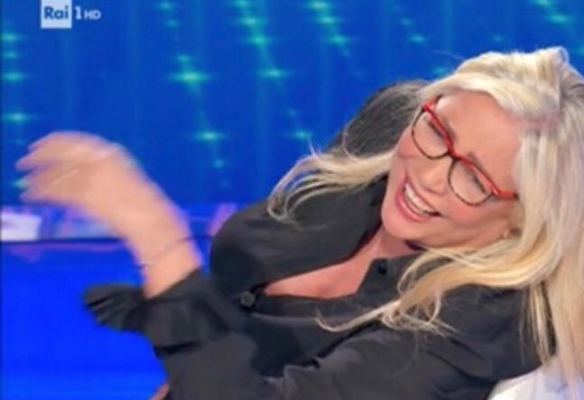 infinitixattimi's tweet photo. "ANDARE A DORMIRE ANCORA BAGNATI" CON L'ACQUA GATE IN CORSO ✈️✈️✈️✈️#Sanremo2023 https://t.co/d8LlyT7ToK