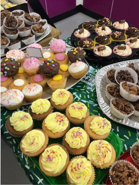 イギリスでよくある、資金集めケーキ販売。近年どんなに食世界が多種多様化していても、凝った和風の抹茶ケーキやロールケーキや外国系はあまりウケず、アイシングたっぷりなガチ単純カップケーキが超王道でバカ売れする。(写真はネットで拾ったUK学校で人気ケーキの例) #あなたの知らないイギリス世界 