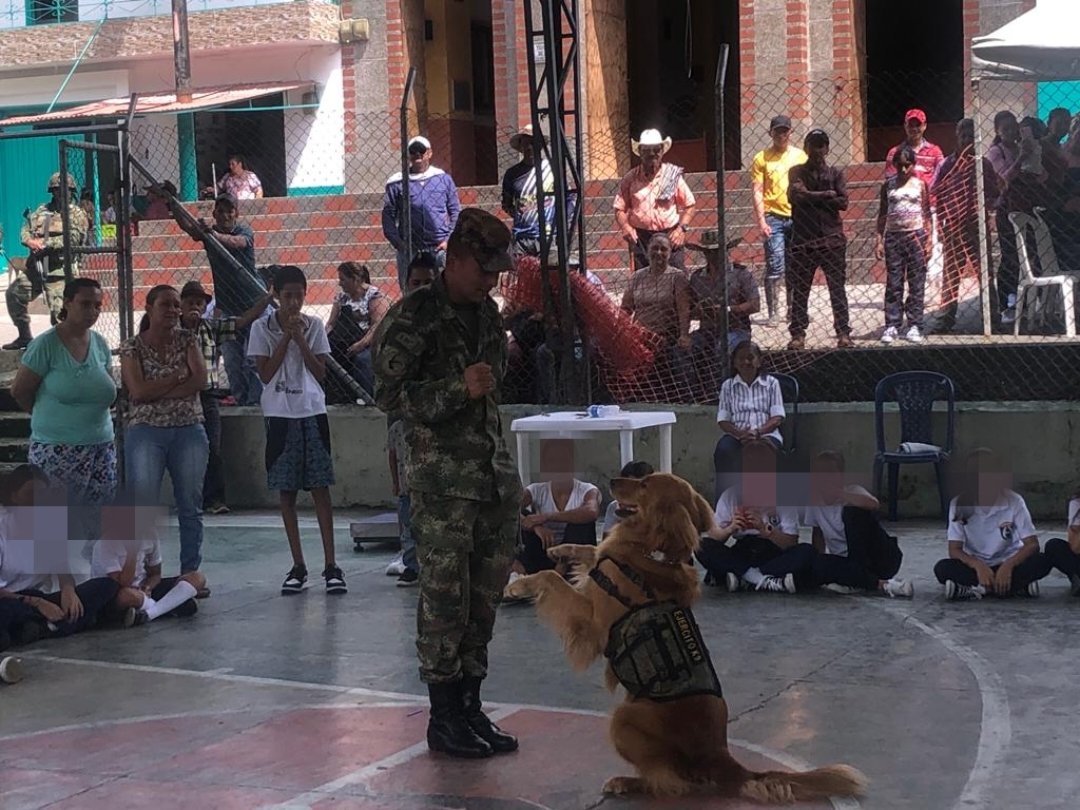 Soldados del Grupo de Caballería Mecanizado N.º4 Juan del Corral, junto con las autoridades civiles de Nariño #Antioquia, entregaron kits escolares a los estudiantes del municipio y brindaron una tarde de juegos y diversión.
#SoldadoEsServicioSocial