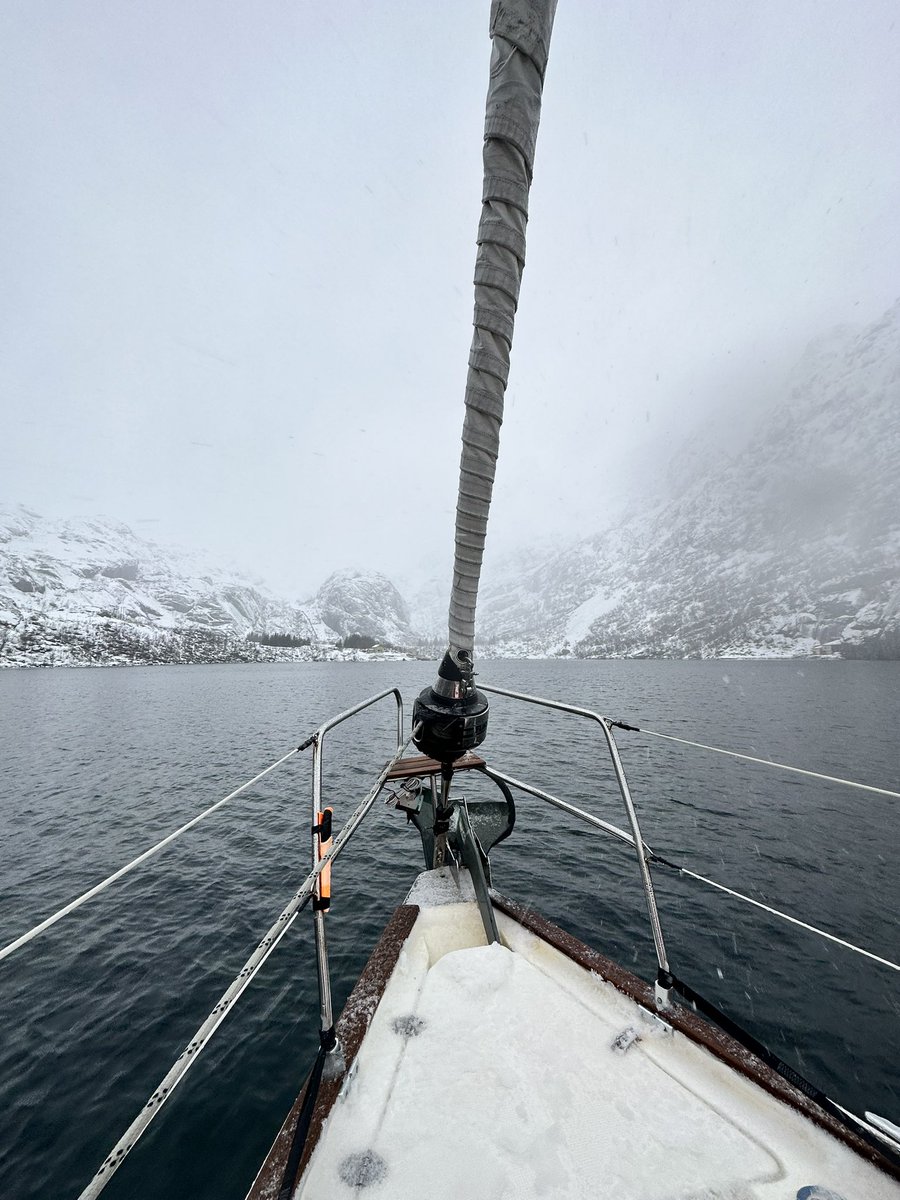 Why #sailing in winter time in Norway?
Because it’s simply magic and enriching and you get to meet other crazy, passionate people ❄️

#VisitNorway