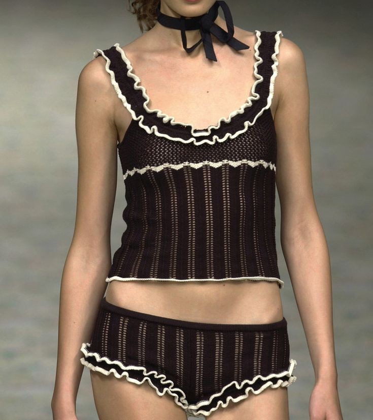 _dooolly's tweet photo. moschino ss03 https://t.co/bymQOJ9jlW