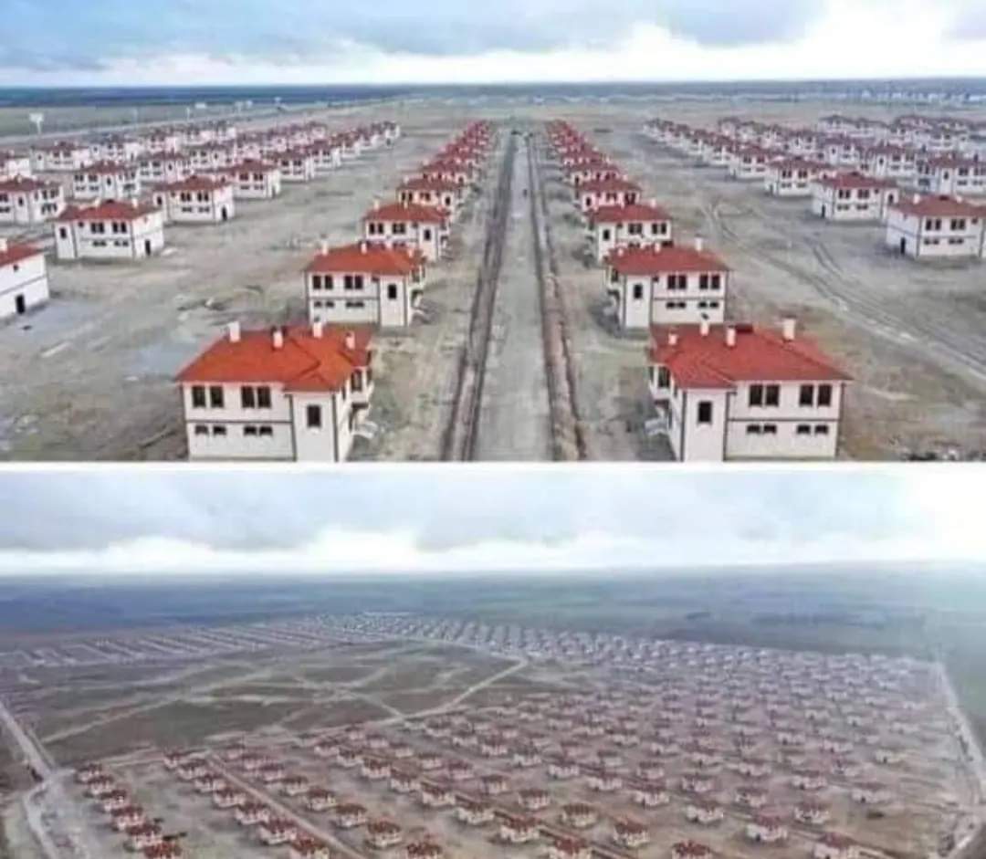 DEVLET BÜYÜKLERİMİZE SESLENİYORUM 🇹🇷BURASI KONYA KARAMAN /MERSİN YOLU ÇIKIŞI.KAŞINHANI BU EVLER 3,4 SENEDİR BOŞ HİÇ OTURULMADI 100 LERCE EV VAR . NEDEN NİÇİN YAPILDI BİLMİYORUM LÜTFEN BURAYI 🇹🇷DEPREM BÖLGESİNDEN🇹🇷 GELEN İNSANLARIMIZA AÇALIM .👉BU ZAMAN DEĞİLSE NE ZAMAN "