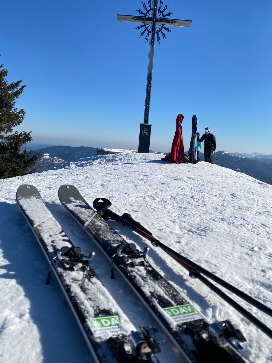 Bergreport's tweet photo. Unter Wintersportlern kursiert der Spruch: "#Brauneck geht immer". Der stimmt nicht immer, aber momentan - sowohl für Pistenfahrer wie für Skitourengeher.
https://t.co/AHpiE7u39W https://t.co/BdYUm4DQqp