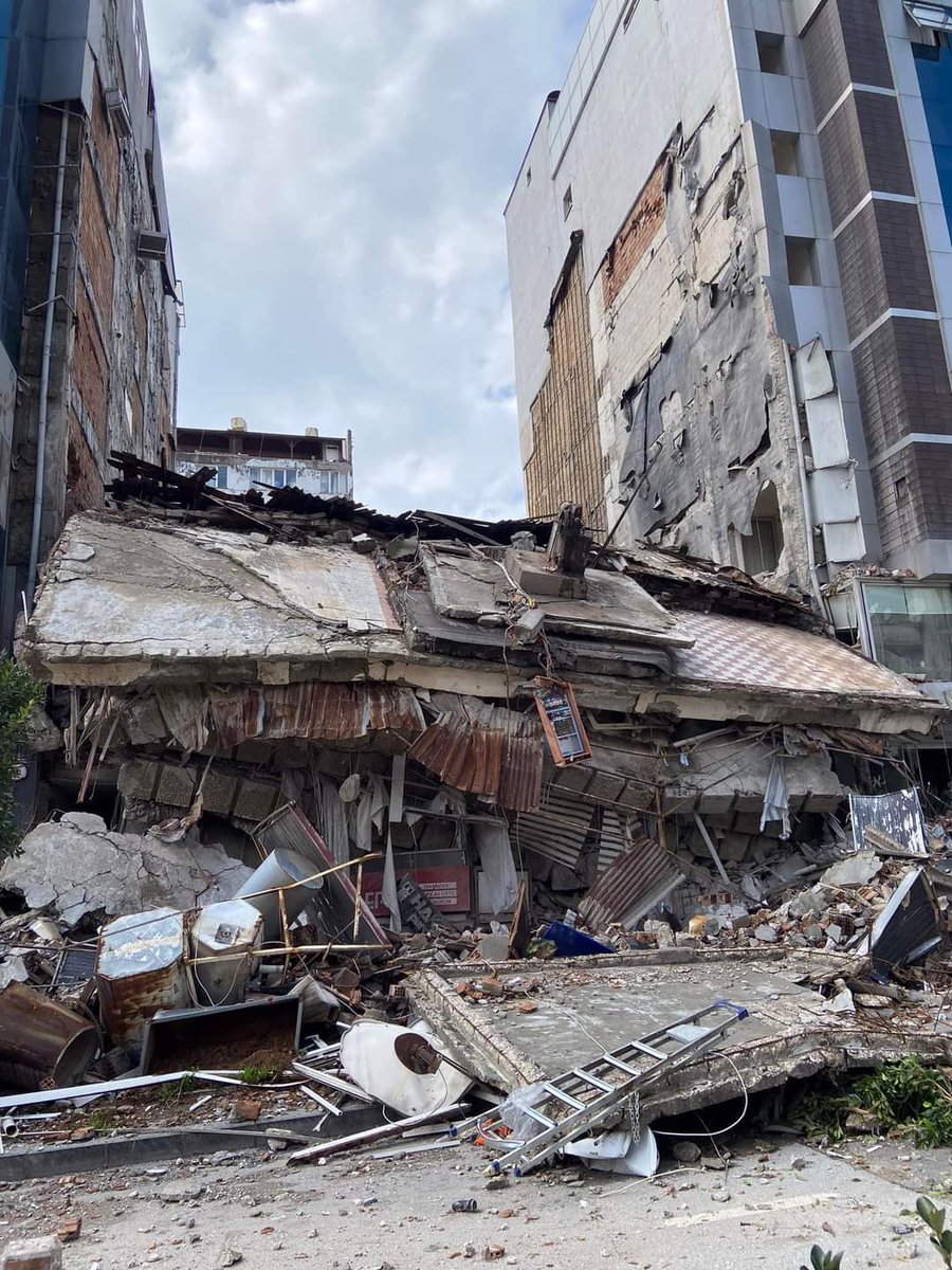 OmerTuna1907's tweet photo. HATAY/ANTAKYA ATATÜRK CADDESİ AŞİYAN APARTMANI. HATİCE YİĞİT HALA ENKAZ ALTINDA. EN AZINDAN BEDENİNE ULAŞILSIN İSTİYORUZ ALLAH RIZASI İÇİN KEPÇE,İŞ MAKİNESİ GÖNDERİN BURAYA!
#deprem https://t.co/Gq4GRDDzPk